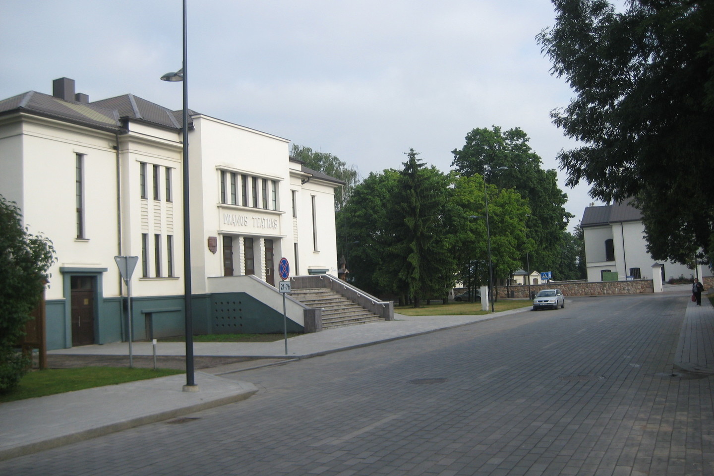 Po pamaldų į namus einanti pensininkė, sukdama pro dramos teatro laiptus į Teatro gatvę, išgirdo sprogimą ir pargriuvo nuo smūgio į galvą. Tą pačią akimirką plėšikas pagrobė jos rankinę.