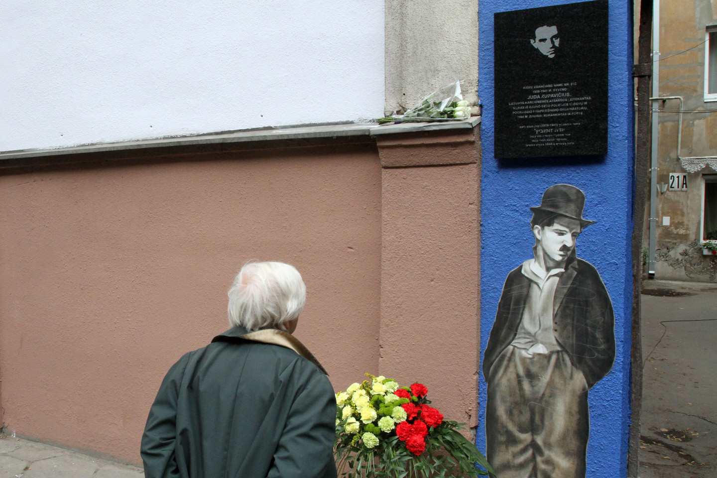Dailininko V.Jako sukurtomis freskomis žavisi ne tik kiemo gyventojai, bet ir čia vis dažniau užsukantys kauniečiai bei miesto svečiai.<br>M.Patašiaus nuotr.