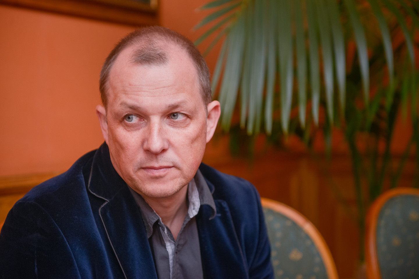 V.V.Landsbergis įsitikinęs, kad yra alternatyvių dalykų, kaip vaiką sudominti. Viena iš alternatyvų yra pasakų ar knygų skaitymas balsu vakarais.
