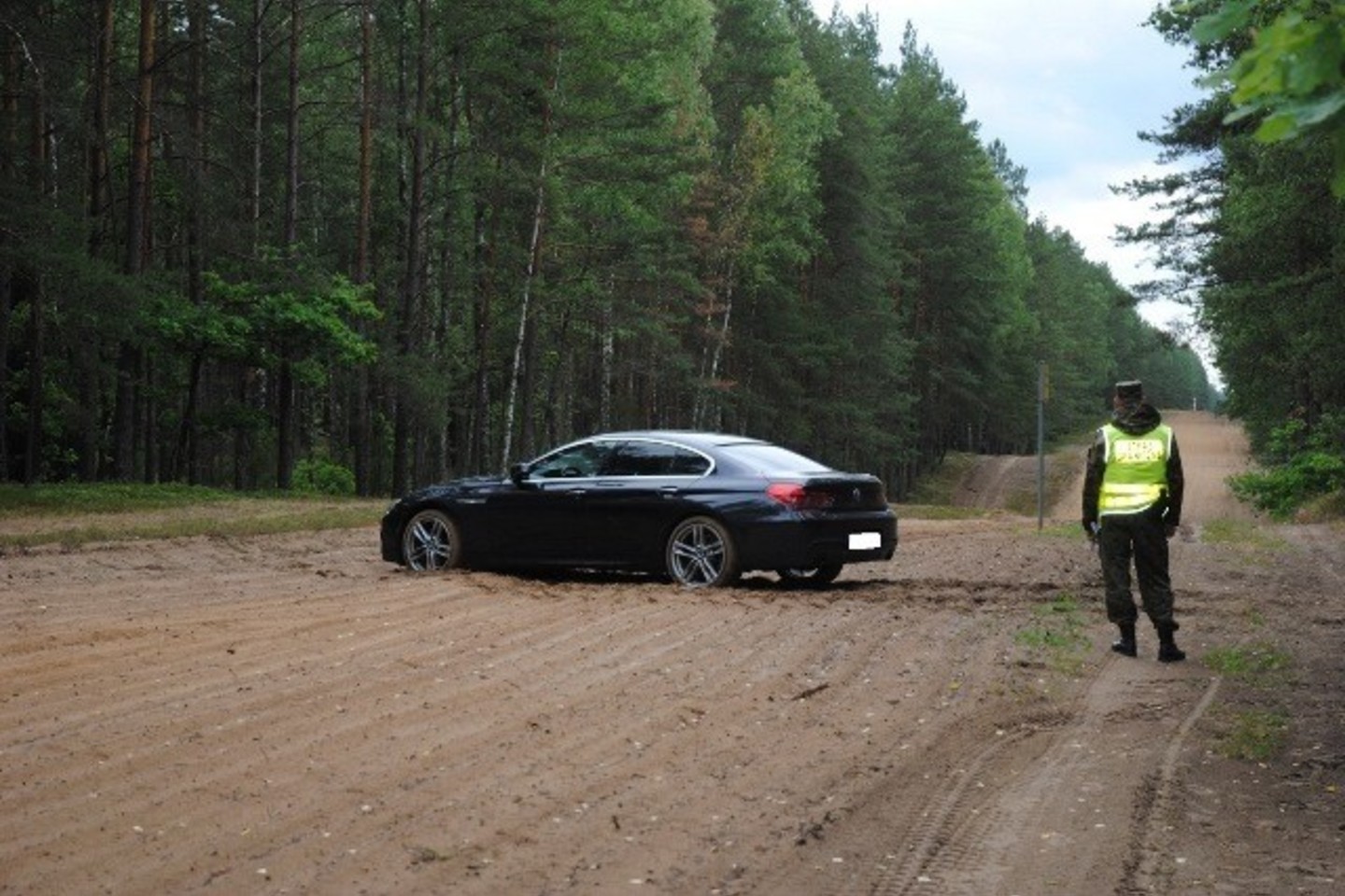 Lenkų pasieniečiams po gaudynių su Vokietijoje vogtu brangiu BMW įkliuvo lietuvis.