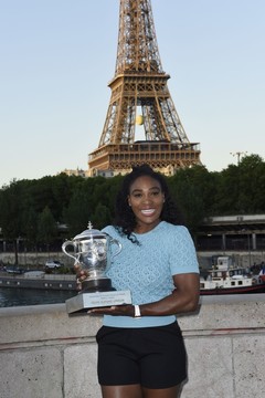 S.Williams ir „Roland Garros“ trofėjus.<br>AFP/Scanpix nuotr.