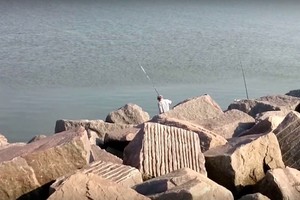 Žvejų elgesys ant molo stebina klaipėdiečius