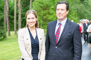 Į iškilmingą vakarą V. Juozapaitį atlydėjo gražuolė dukra