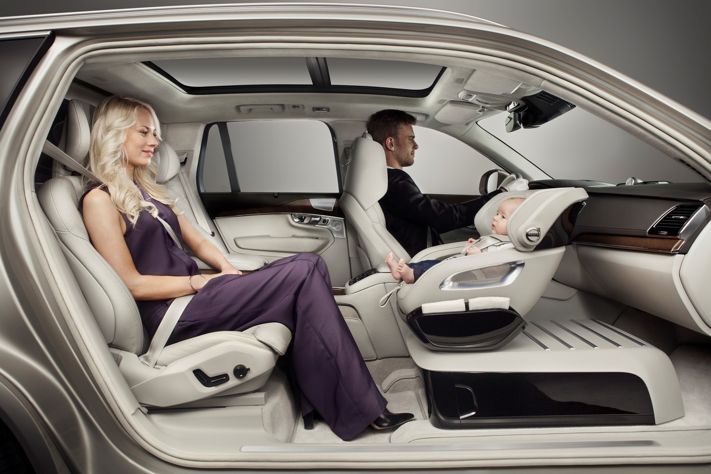 „Volvo“ priekinę sėdynę sugalvojo pakeisti vaikišku krėslu.<br>Gamintojo nuotr.