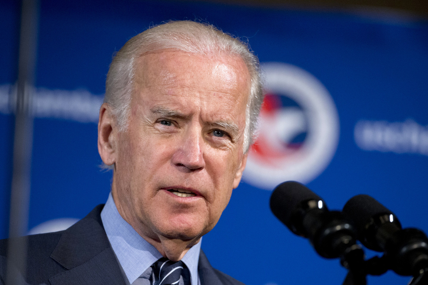 J.Bidenas paragino Ukrainą vykdyti reformas, pažaboti korupciją ir didinti skaidrumą, siekiant į šalį privilioti investuotojų.