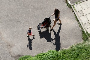 Alimentų nemokantys tėvai valstybės niukso sulauks greičiau