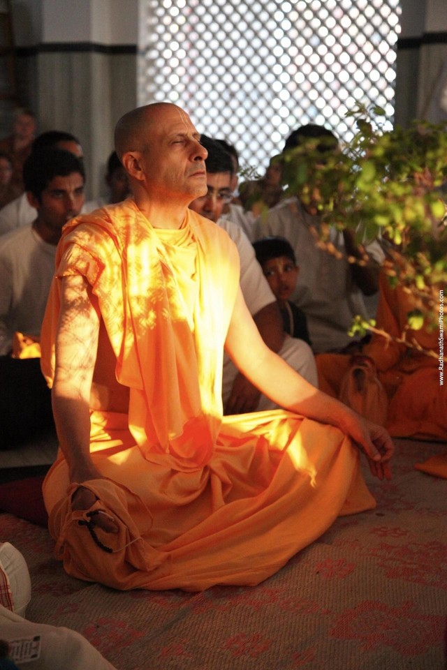 Būdamas 31 metų ir davęs vienuolio vaišnavo sanjasino įžadus, R. Slavinas tapo Radhanathu Swami. Šiandien jis reguliariai keliauja po Indiją, Europą, Šiaurės Ameriką ir dalijasi bhakti jogos mokymu.<br>Asmeninio albumo nuotr.