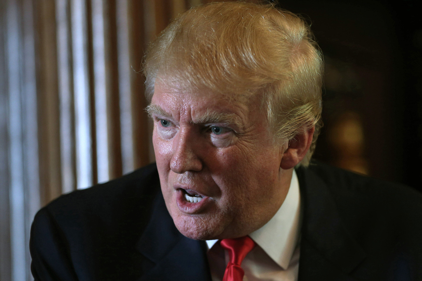 D.Trumpas per prezidento rinkimų kampaniją pasirodė kaip vienas spalvingiausių veikėjų, nevengdamas įžeisti savo varžovų ir iš Lotynų Amerikos kilusių žmonių, teigdamas, kad meksikiečiai imigrantai yra žagintojai.