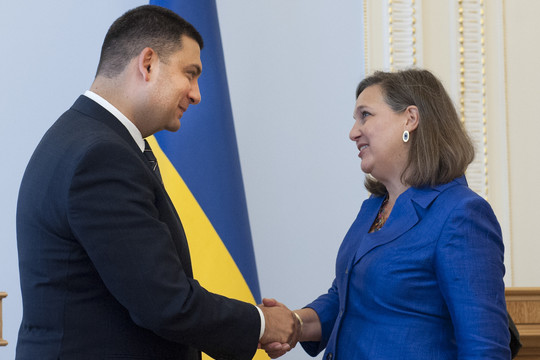 JAV pasiuntinė Ukrainoje bando sustabdyti kraujo upę