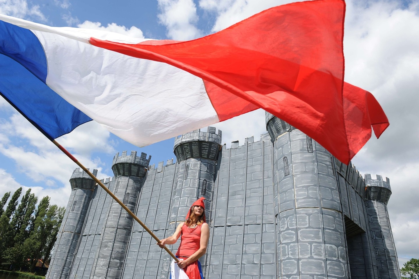Prancūzai istorinę dieną mini įvairiai.<br>AFP/Scanpix nuotr.