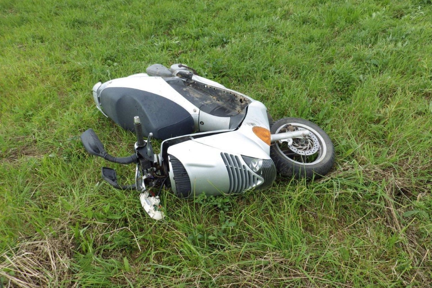 Motorolerį vairavo alkoholiu apsinuodijęs vyras.