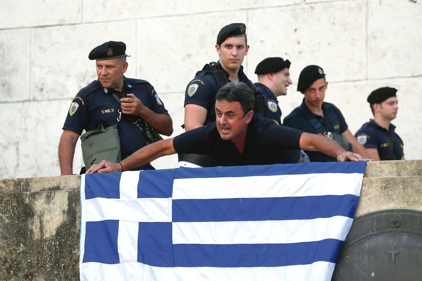 Preliminariam susitarimui dėl naujo finansinės pagalbos plano nepritaria nemažai politikų ir paprastų graikų.<br>AP nuotr.