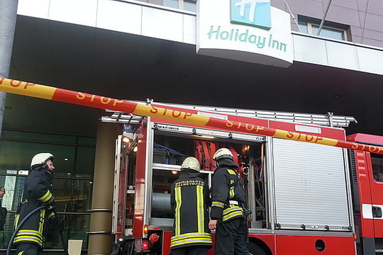 Kilus gaisrui Vilniuje viešbutį „Holiday Inn“ apsupo gelbėtojai