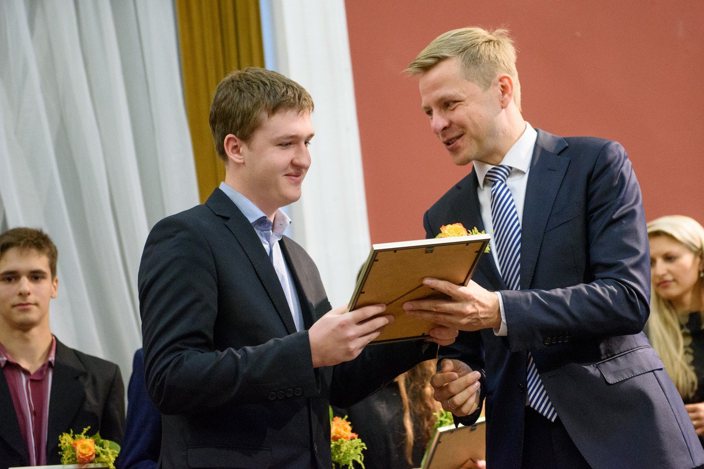 Ketvirtadienį padėkos raštais apdovanoti geriausi Vilniaus abiturientai.<br>D.Umbraso nuotr.