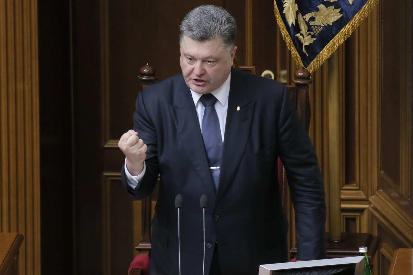 Pasak prezidento Petro Porošenkos, sprendimas yra „sunkus“, tačiau būtinas, nes Vašingtonas ir Briuselis daro vis didesnį spaudimą.