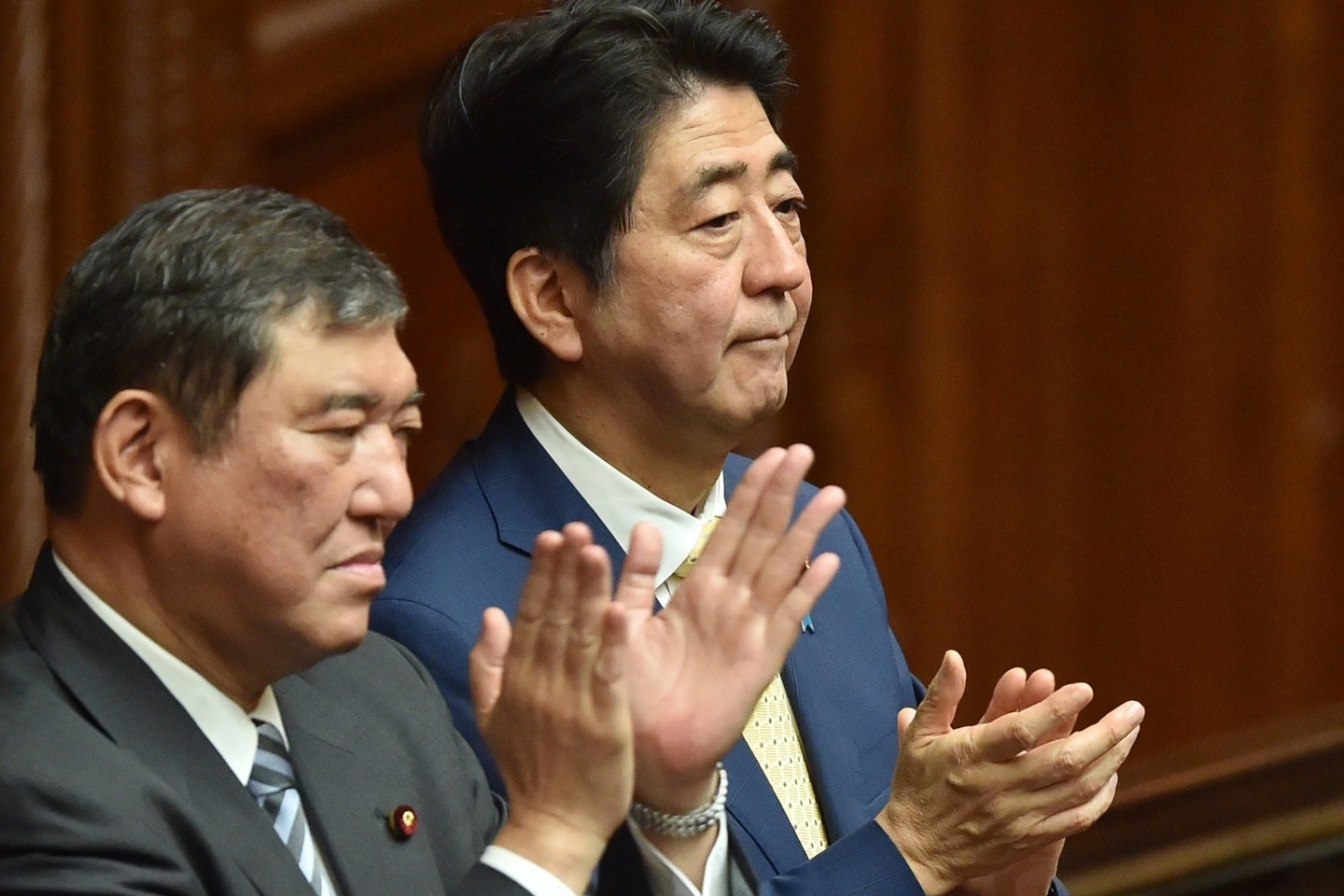 Apklausos rodo, kad visuomenės dauguma nusistačiusi prieš naujuosius teisės aktus, o Sh.Abe populiarumas blėsta.<br>AFP/“Scanpix“ nuotr.