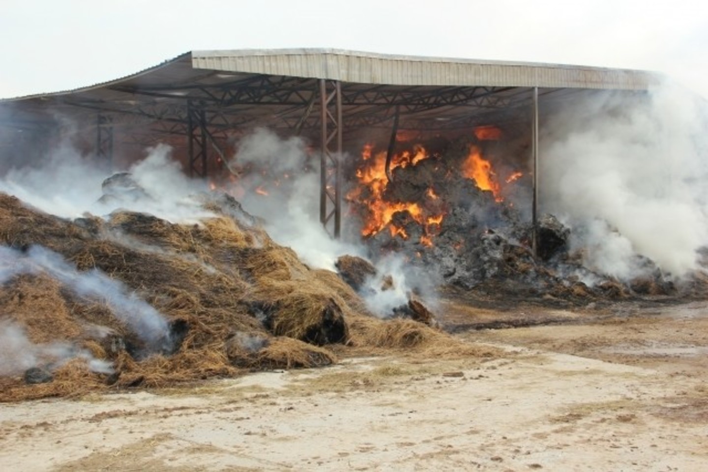 Sudegė metalinių konstrukcijų pastatas ir viduje buvę kuro granulių gamybos įrengimai.
