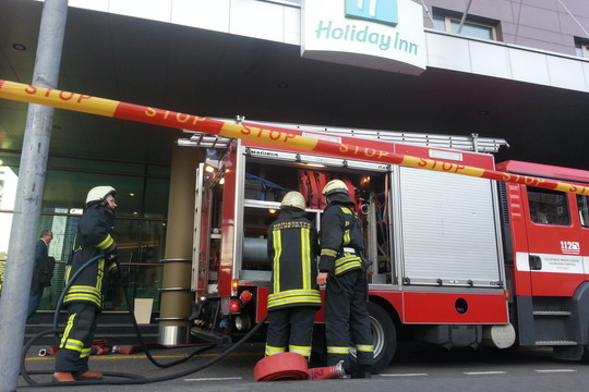 Kilus gaisrui Vilniuje viešbutį „Holiday Inn“ apsupo gelbėtojai