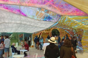 Išskirtinių asmenukių – į spalvotą plastiko karalystę Londone