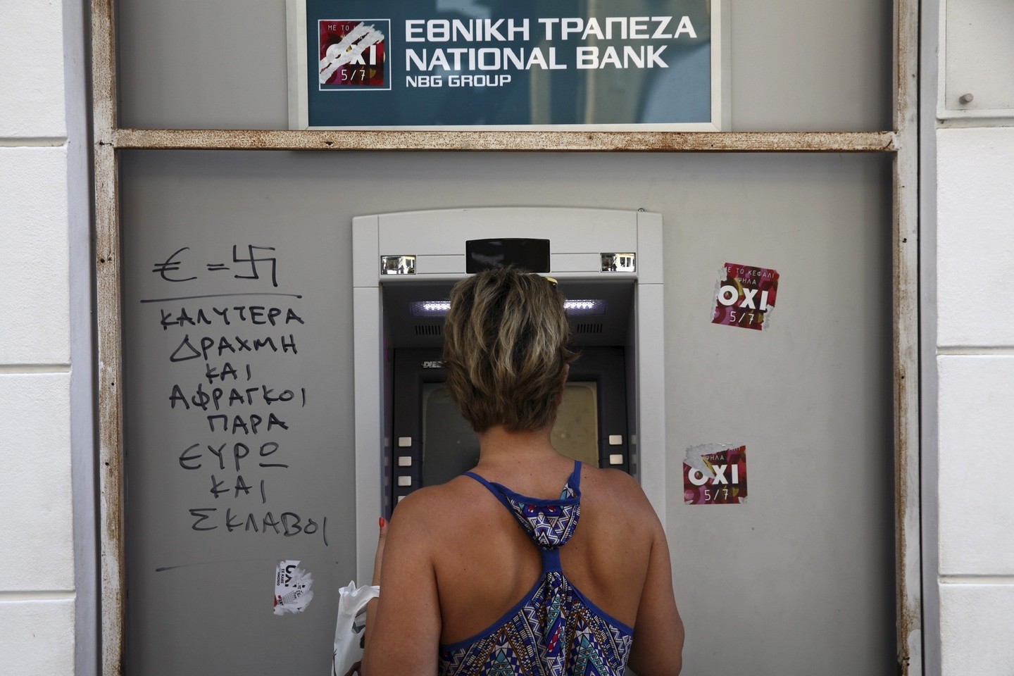 Vyriausybės sprendimu, šalies bankai duris užvėrė birželio 29-ąją.