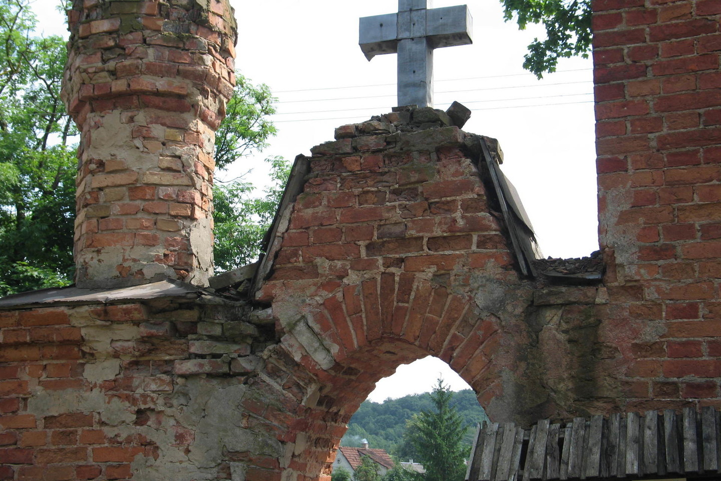 Pašilės kapinių vartų restauracijos darbus planuojama pradėti tik kitais metais.<br>D.Zimblienės nuotr.
