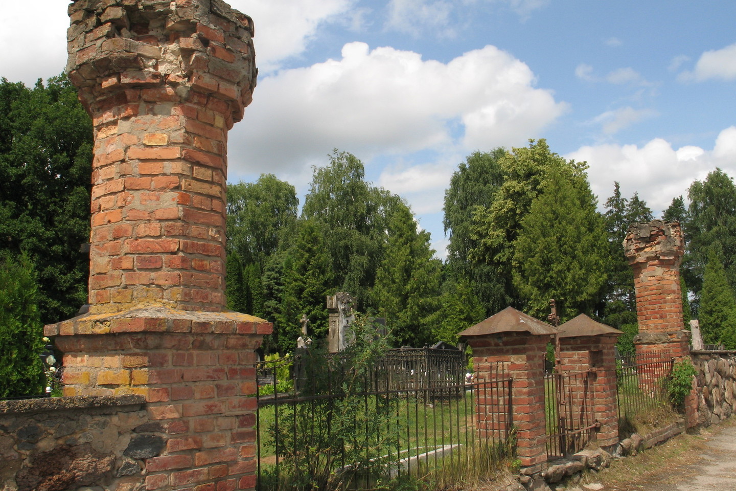 Pašilės kapinių vartų restauracijos darbus planuojama pradėti tik kitais metais.<br>D.Zimblienės nuotr.