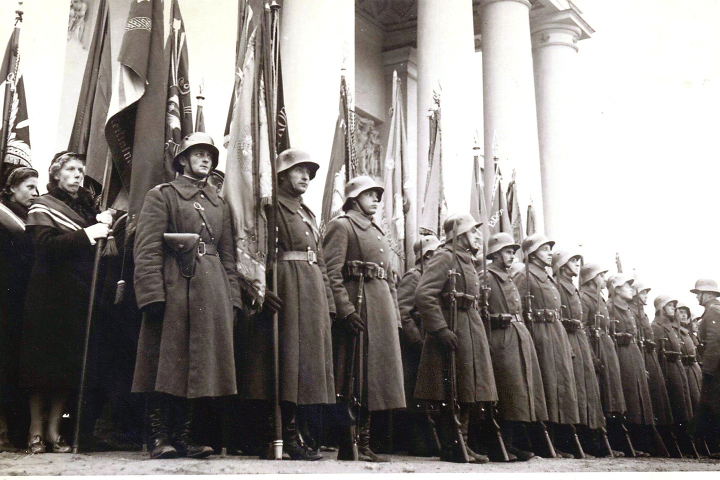 Tai – 1939-ųjų nuotrauka. Beveik 20 metų laukti lietuvių kariai prie Katedros.