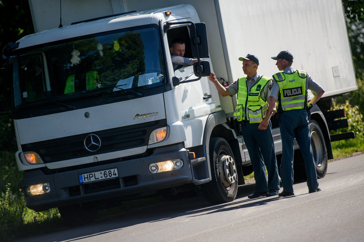 Vilniaus kelių policijos pareigūnai vos baigę vieną reidą, iš karto pradeda kitą.<br>D.Umbraso nuotr.
