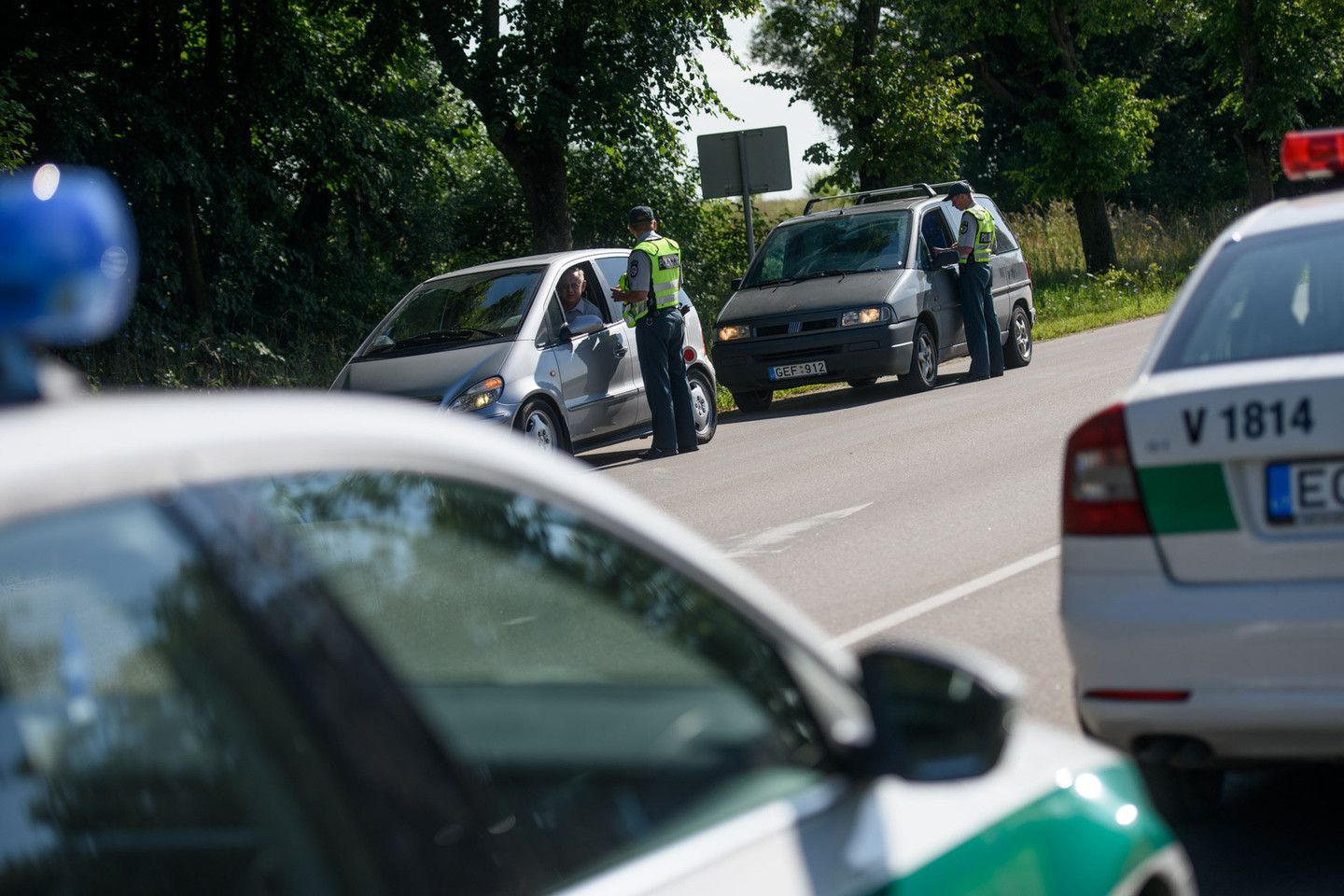 Vilniaus kelių policijos pareigūnai vos baigę vieną reidą, iš karto pradeda kitą.<br>D.Umbraso nuotr.