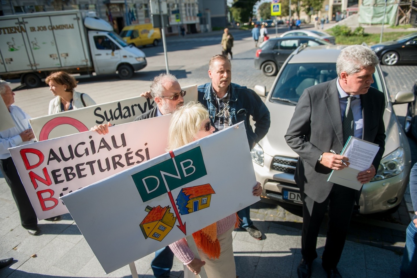 Pasitikėjimas bankais smunka trečią mėnesį iš eilės.