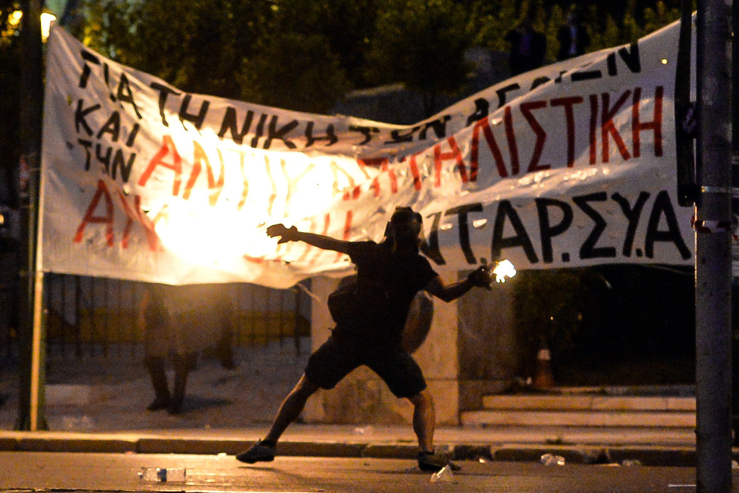 Protestuotojas prie Graikijos parlamento liepos 15 d. Niekada negyvenę valdomi komunistų toje šaly vis daugiau protestuojančių pasisako prieš patį kapitalizmą.