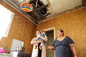 Tai bent šeimynėlė! Savo būstą pleškina krosnyje