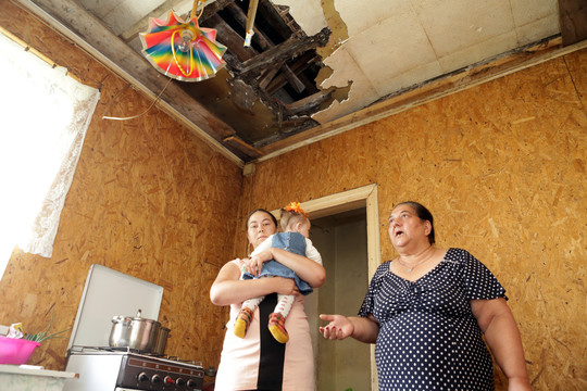 Tai bent šeimynėlė! Savo būstą pleškina krosnyje