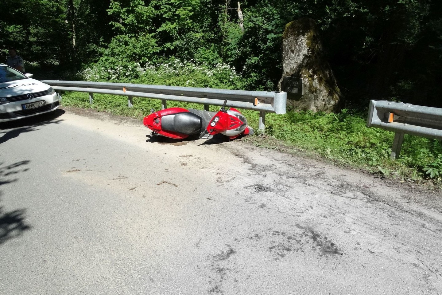 Punioje aštuoniolikametis kaunietis nesuvaldė motorolerio, kuris atsitrenkė į kelio atitvarą ir apvirto.