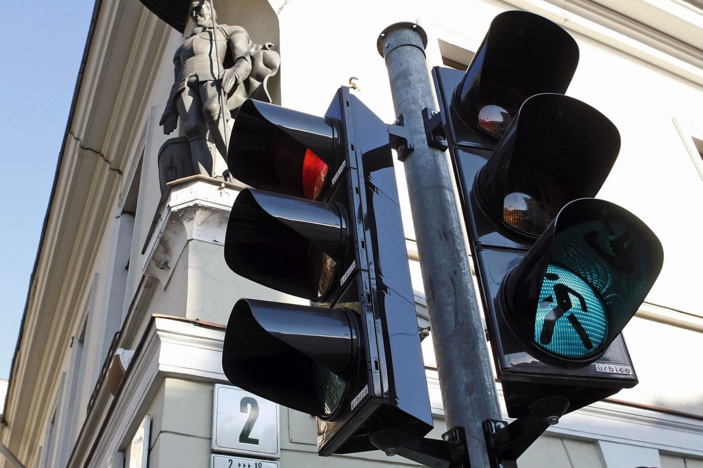Lietuvos gatvėse labiausiai paplitę trijų vertikaliai išdėstytų spalvų – raudonos, geltonos ir žalios – signalų šviesoforai.