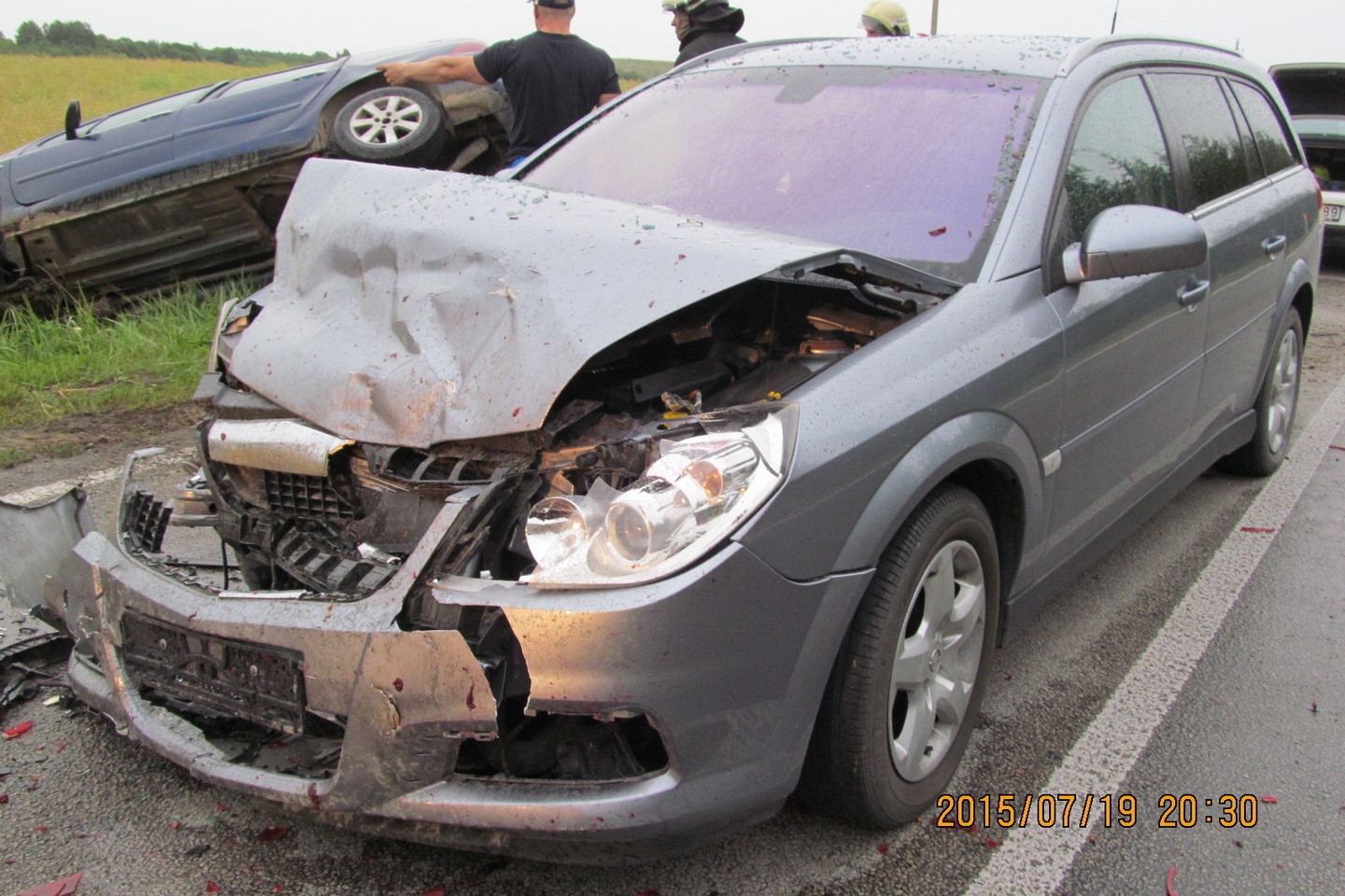 Į priešpriešinio eismo juostą išlėkęs „Peugeot 307“ trenkėsi į priešais važiavusį automobilį „Opel Vectra“.