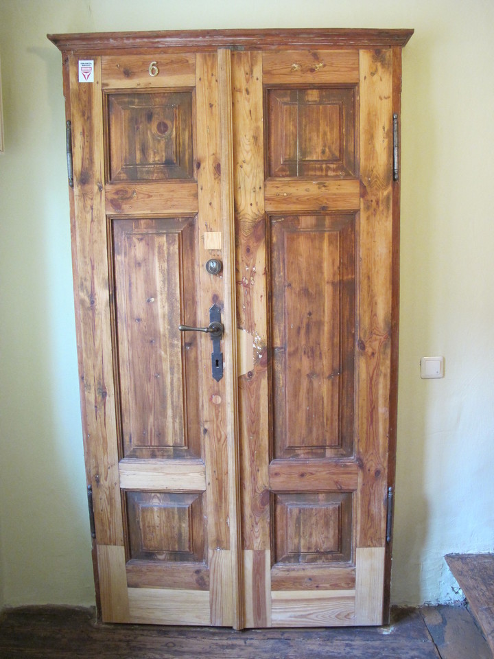Pagaminti senamiesčio butui derančias duris kainuoja panašiai tiek, kiek restauruoti senas (nuotr.).<br>G.Gajauskaitės nuotr.