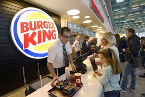 „Burger King“ dėl neįprastos priežasties apmokėjo poros vestuves