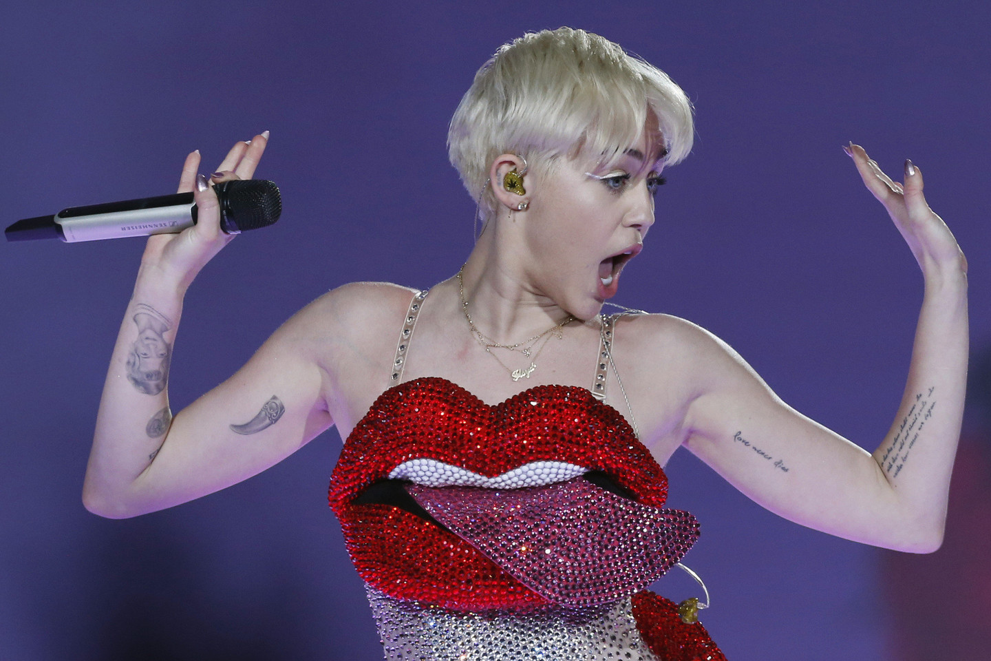 Miley Cyrus ves šių metų MTV videomuzikos apdovanojimų (VMA) įteikimo ceremoniją.<br>Scanpix nuotr.