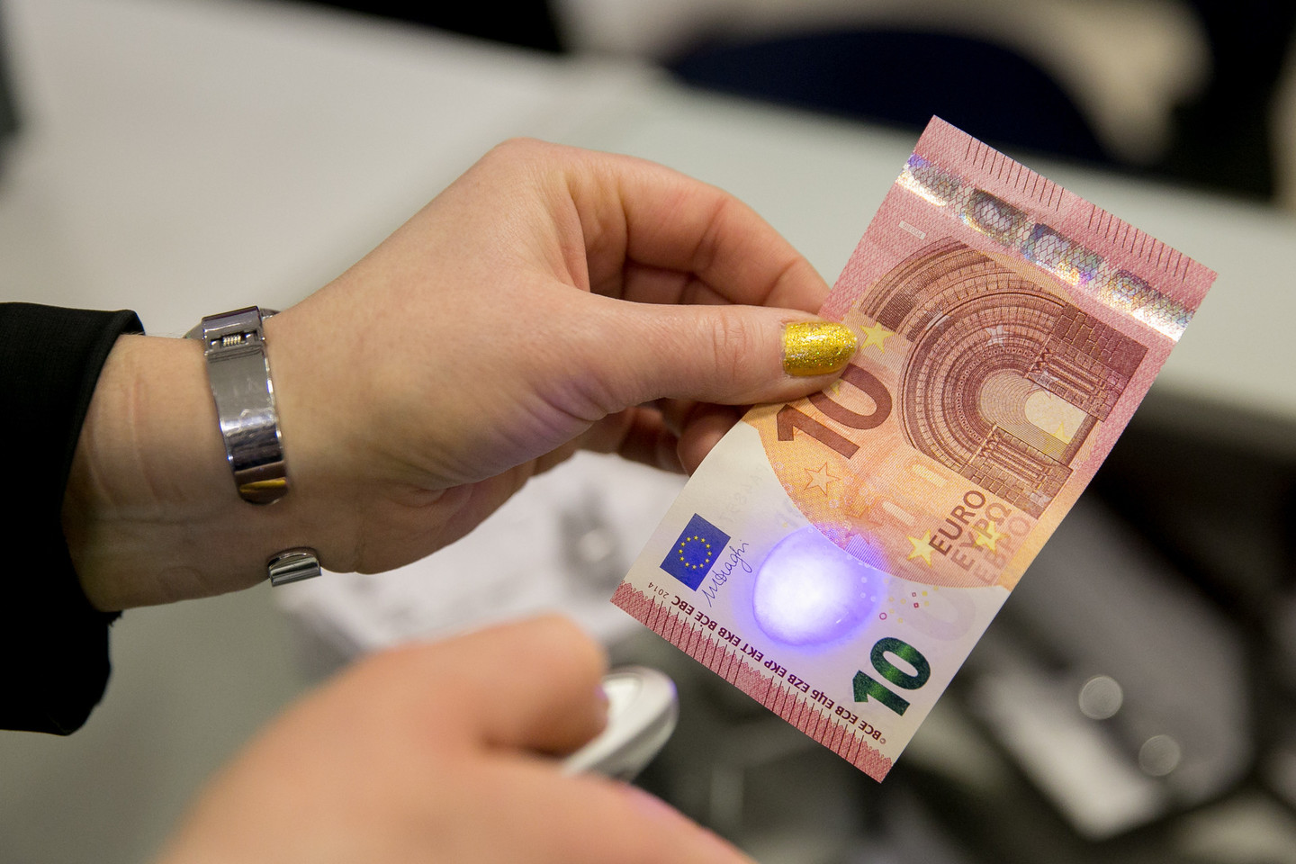 Du girti vairuotojai pareigūnams siūlė kyšius.