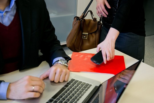 „Swedbank“: sukčiai ėmė taikytis į įmonių buhalterius