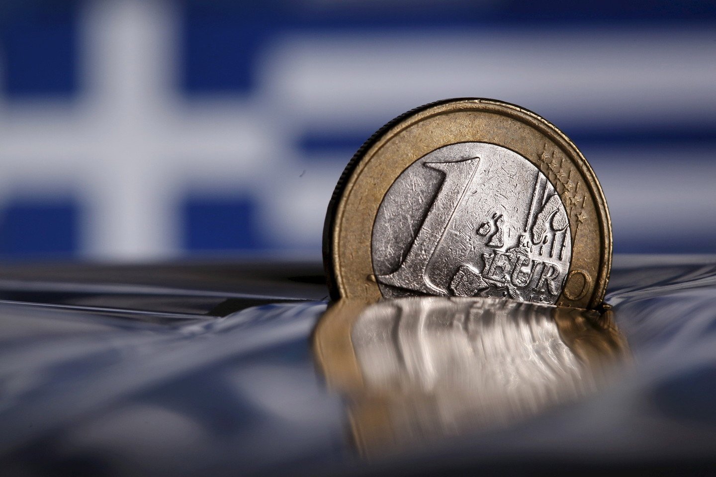 Jeigu graikai nutartų negrąžinti skolų, išeiti iš euro zonos, šitas krūvis atitektų ES institucijoms.<br>Reuters/Scanpix nuotr.