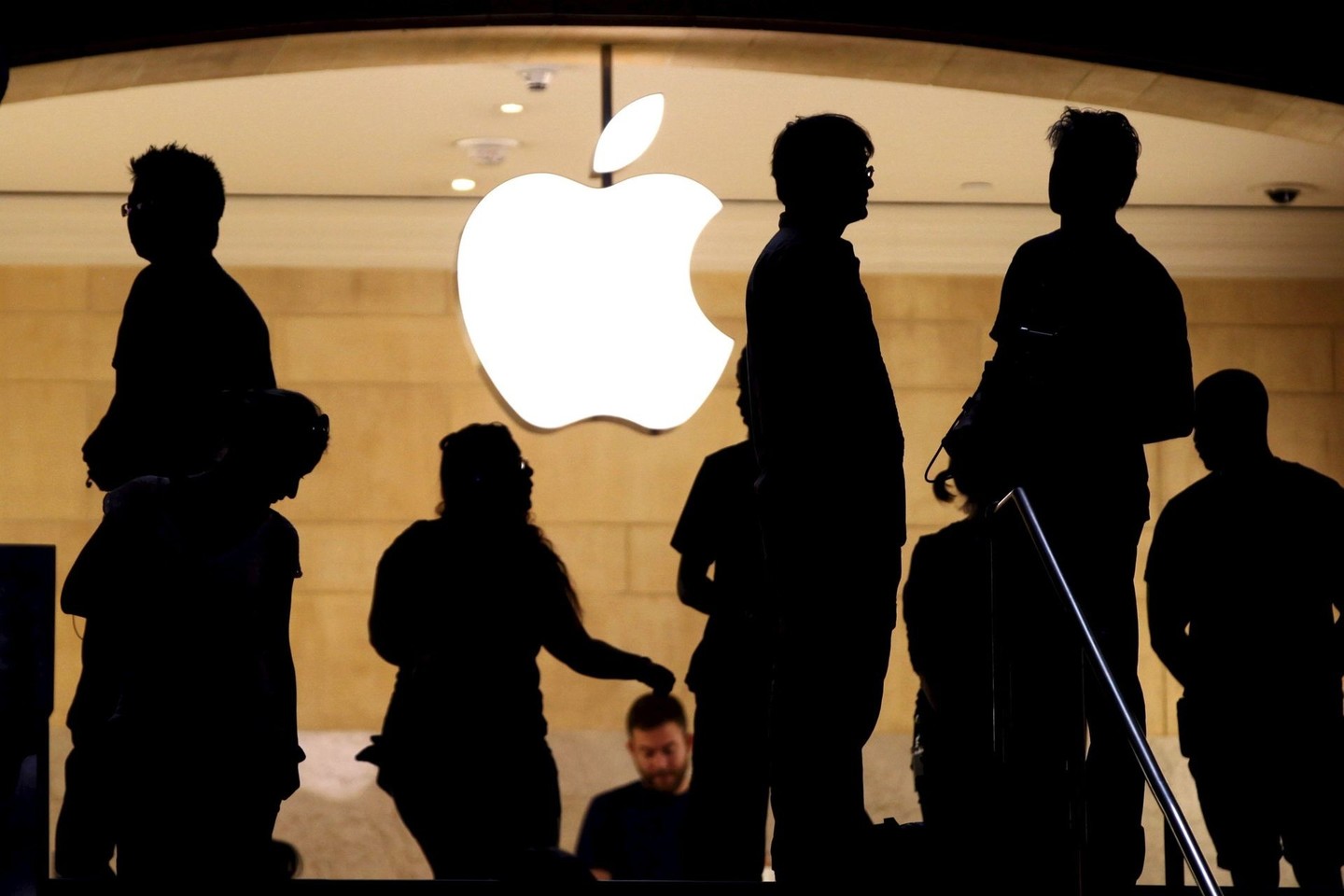 Ir „Apple“ turi galvos skausmų – kompanijos vadovai kol kas tyli apie „Apple Watch“ laikrodžio pardavimus.
