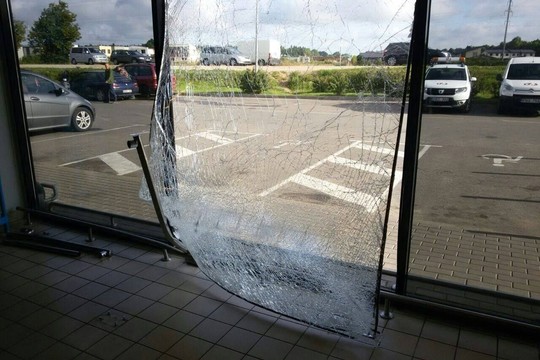 Vietoj grobio – dažų pliūpsnis iš bankomato