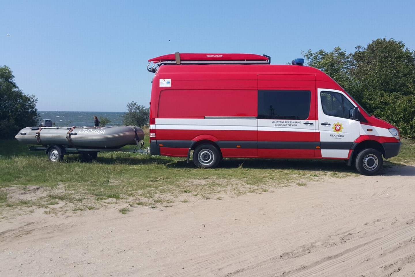 Ugniagesiai gelbėtojai ištraukė kūną iš vandens.