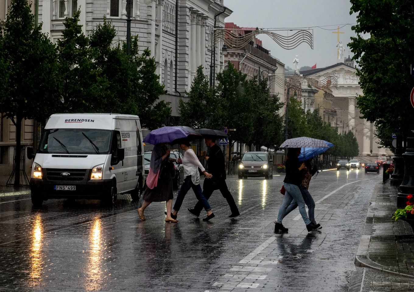 Vilniečiai sušlapo.<br>V.Ščiavinsko nuotr.