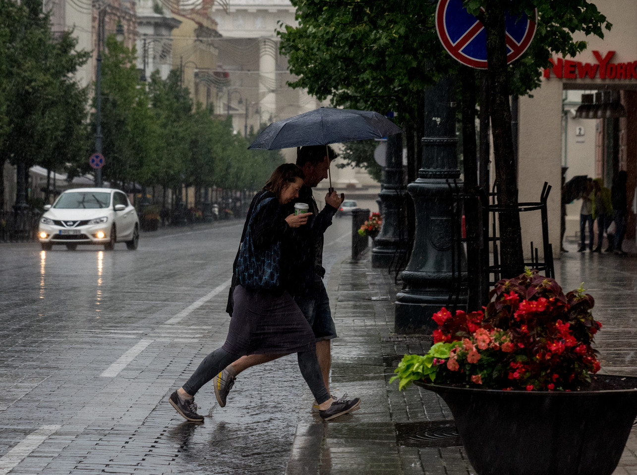 Vilniečiai sušlapo.<br>V.Ščiavinsko nuotr.