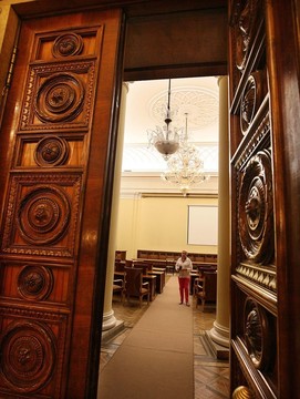 Varšuvos kultūros ir mokslo rūmų durys į Konferencijų salę.<br>AP nuotr.
