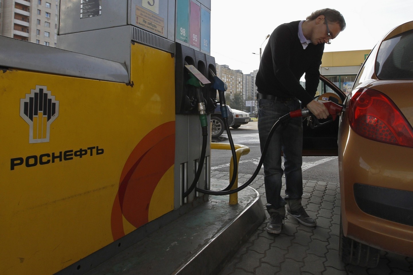 Degalų kainos Rusijos sostinės degalinėse ir toliau auga. Maskvos degalų asociacijos duomenimis liepos 13–20 dienomis benzinas vidutiniškai pabrango 10 kapeikų (apie 0,162 euro cento).