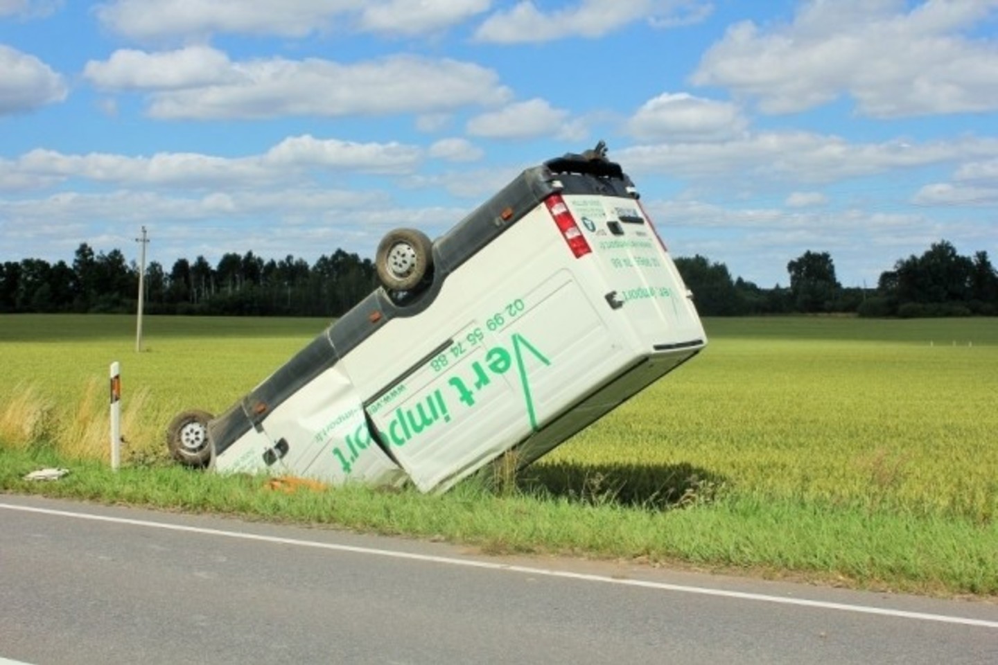 Nesuvaldęs mikroautobuso vairuotojas nuvažiavo nuo kelio ir vertėsi.